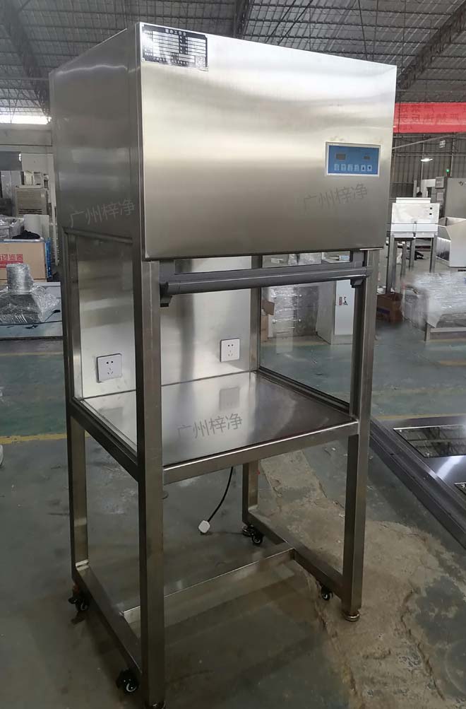 升降門(mén)超凈工作臺(tái)是一種提供局部無(wú)塵無(wú)菌工作環(huán)境的單向流型空氣凈化設(shè)備