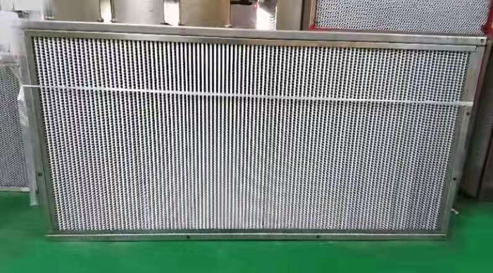 400度耐高溫高效過濾器主要用于捕集0.3um的顆粒灰塵及各種懸浮物。