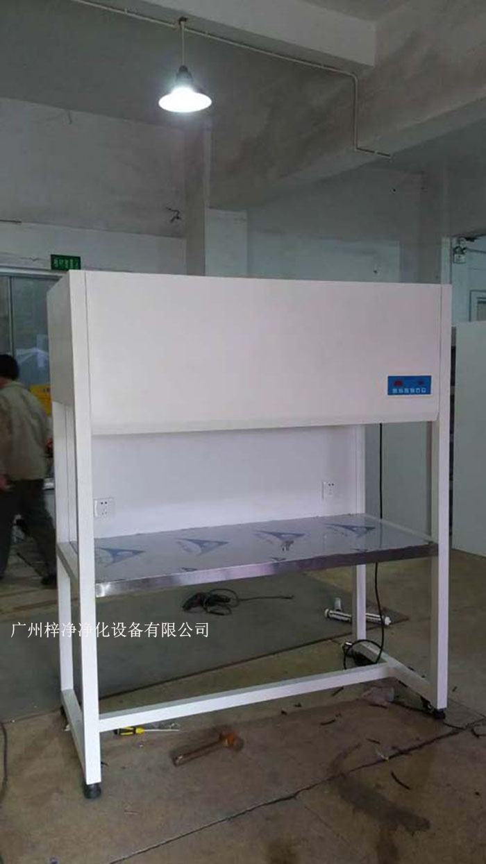 超凈工作臺是在操作臺面以上的空間局部形成無塵潔凈室環(huán)境的裝置，是凈化空調(diào)系統(tǒng)中游離于系統(tǒng)之外的一種凈化設(shè)備。