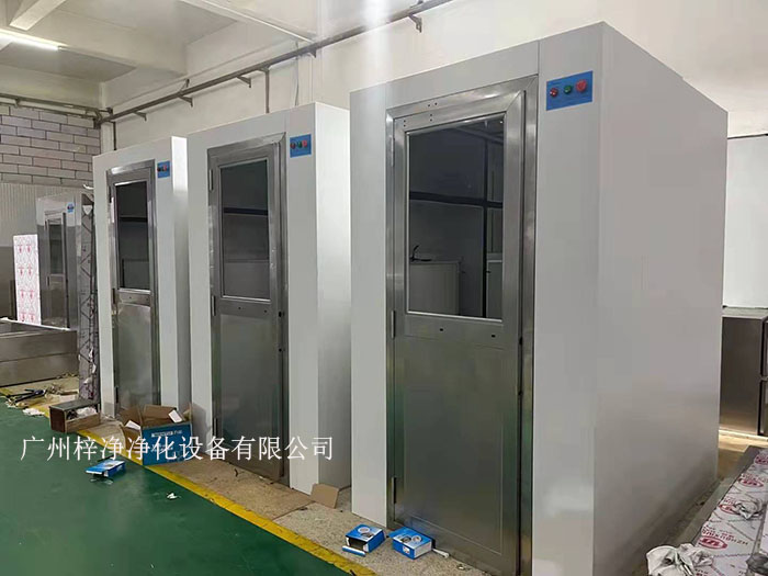 空氣吹淋室原理空氣通過初效過濾器由過濾后，再經(jīng)風淋室高壓風機將其壓入風淋室的靜壓箱內(nèi)，經(jīng)高效過濾器H13過濾后的潔凈氣流由可旋轉(zhuǎn)噴嘴從各個方向噴射至人身上，從而有效而迅速的清除塵埃粒子。