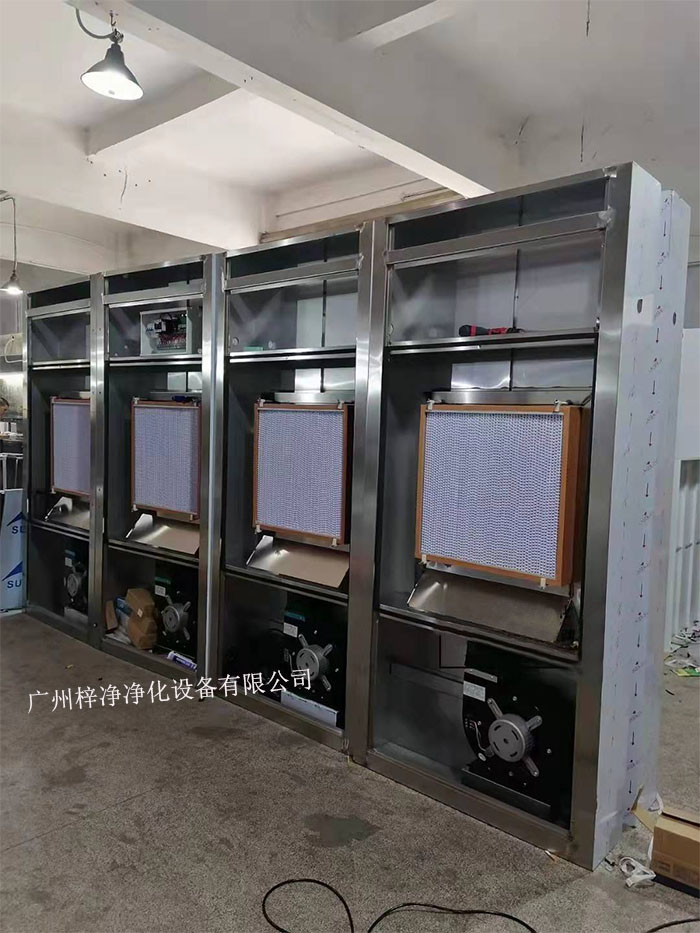 全自動(dòng)風(fēng)淋室由箱體、不銹鋼門、初效過(guò)濾器、高效過(guò)濾器、送風(fēng)機(jī)、配電箱、噴嘴等幾大部件組成。