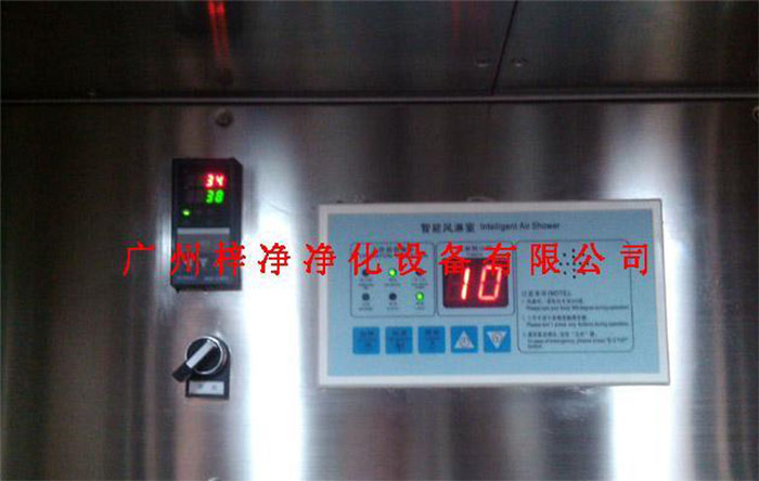 電加熱風淋室杜絕工作人員將頭發(fā)，灰塵、細菌帶入無塵車間，達到工作場地嚴格的無塵凈化標準，生產(chǎn)出高質量的產(chǎn)品。