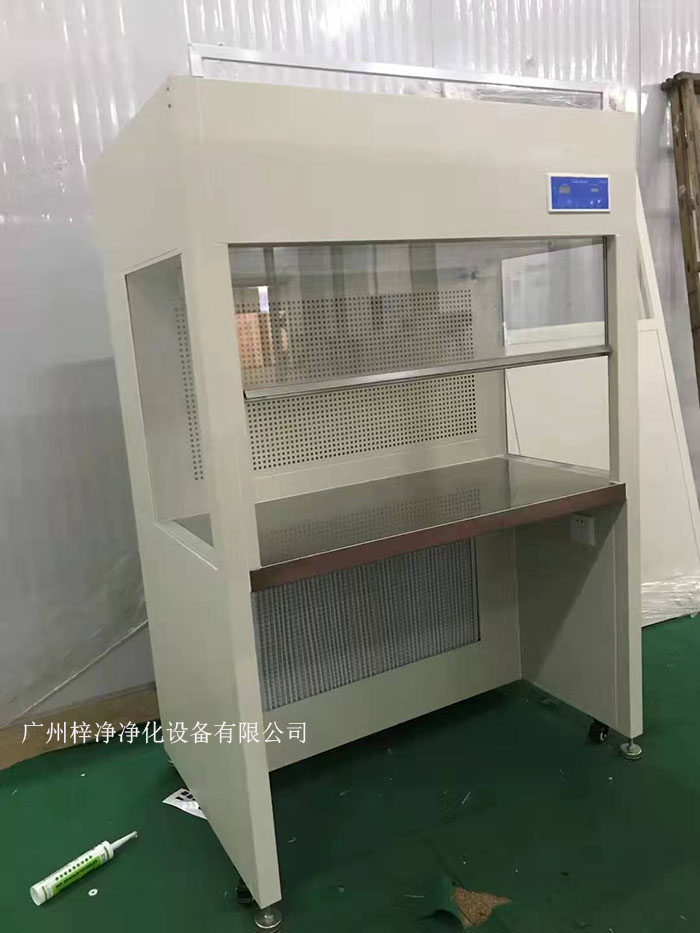 潔凈工作臺(tái)是一種空氣凈化設(shè)備，專門應(yīng)用于無(wú)塵車間無(wú)塵室或者是無(wú)菌室等工作環(huán)境，主要的應(yīng)用行業(yè)有生物實(shí)驗(yàn)室、醫(yī)療衛(wèi)生、生物制藥等相關(guān)行業(yè)。