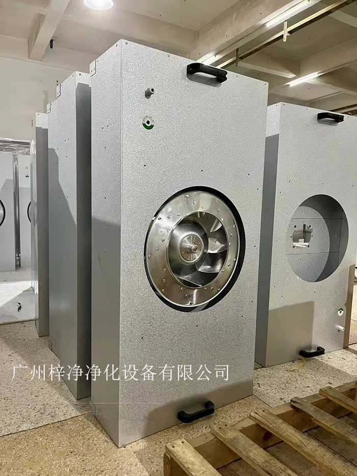 FFU工作通電后，風(fēng)機(jī)運(yùn)轉(zhuǎn)，離心風(fēng)機(jī)將空氣吸入，空氣到達(dá)FFU靜壓箱內(nèi)，利用風(fēng)機(jī)壓力的作用空氣到達(dá)高效率過(guò)濾
