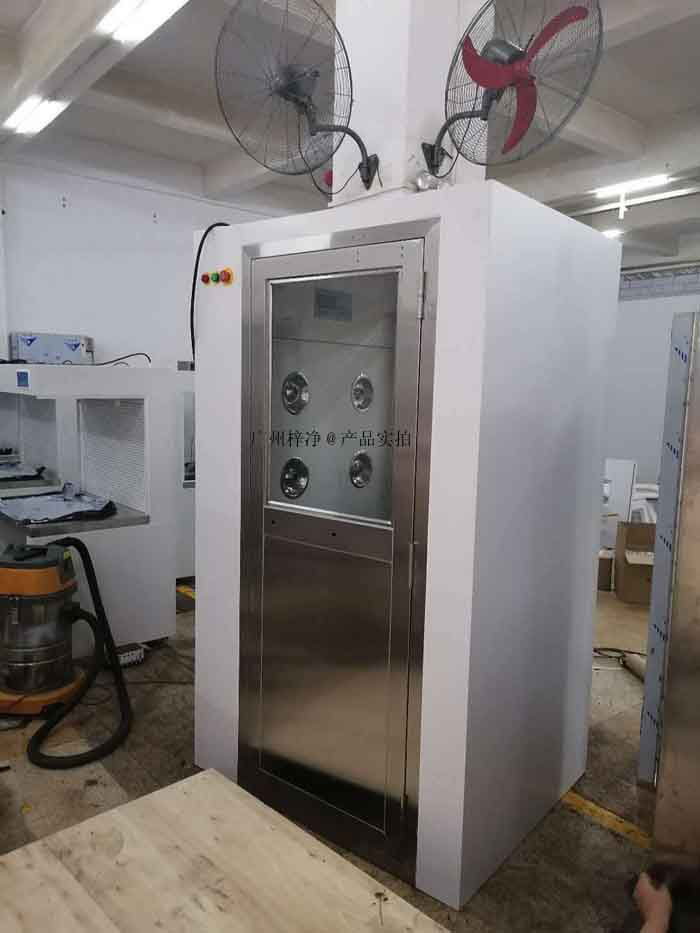 風淋室是潔凈室入口處的必備設備，其主要作用是通過高速氣流對進入潔凈室的人員和物品進行清洗，以去除其表面的塵埃和微生物。