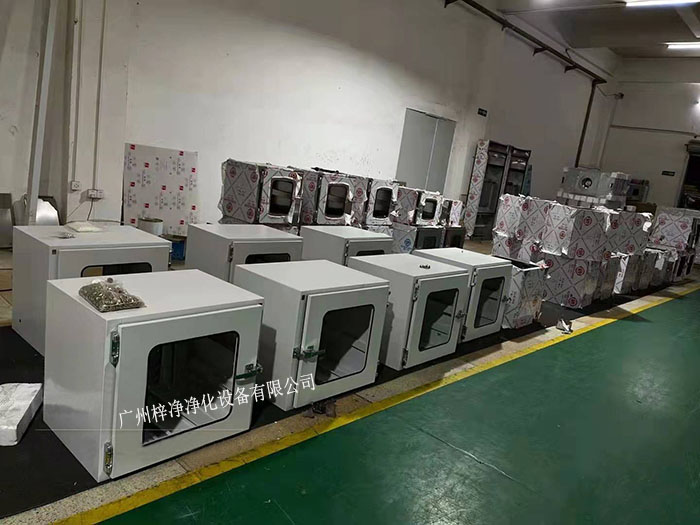 傳遞窗是潔凈室設計中用于隔離不同潔凈度級別區(qū)域的一種關鍵設備。
