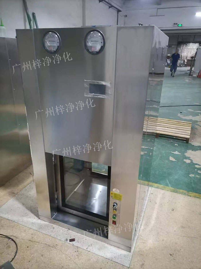 全自動(dòng)傳送窗在生產(chǎn)線上的應(yīng)用越來(lái)越廣泛 全自動(dòng)傳送窗在機(jī)器人機(jī)械臂配合的設(shè)計(jì)要求